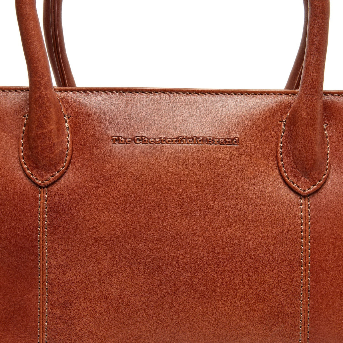Styled Fit Perspective of Pergamino Full-Grain Leather Handbag til Kvinder on Model - Natural Daylight Drape