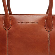 Styled Fit Perspective of Pergamino Full-Grain Leather Handbag til Kvinder on Model - Natural Daylight Drape