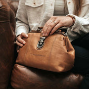 Tailored Rib Cuffs &amp; Hem Craftsmanship Construction Detail on Rachael Full-Grain Leather Handbag til Kvinder