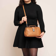 Styled Fit Perspective of Rachael Full-Grain Leather Handbag til Kvinder on Model - Natural Daylight Drape