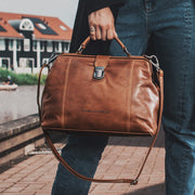 Styled Fit Perspective of Shaun Full-Grain Leather Handbag til Kvinder on Model - Natural Daylight Drape