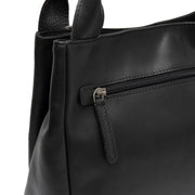 Close-Up Detail of Classic Collar &amp; Heavy-Duty Zipper Hardware on Tenara Full-Grain Leather Handbag til Kvinder