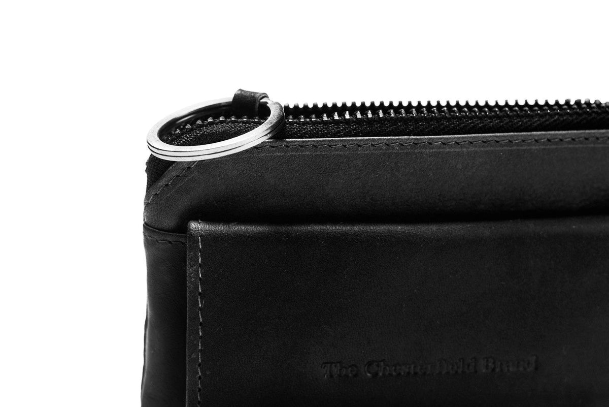 Oliver Full-Grain Leather Key Case til Kvinder - Lateral Side Profile View Showing Sleeve Cut &amp; Athletic Taper Fit
