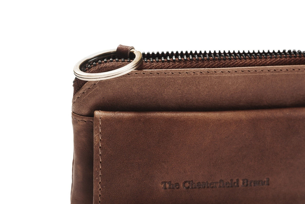 Styled Fit Perspective of Oliver Full-Grain Leather Key Case til Kvinder on Model - Natural Daylight Drape