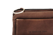 Styled Fit Perspective of Oliver Full-Grain Leather Key Case til Kvinder on Model - Natural Daylight Drape