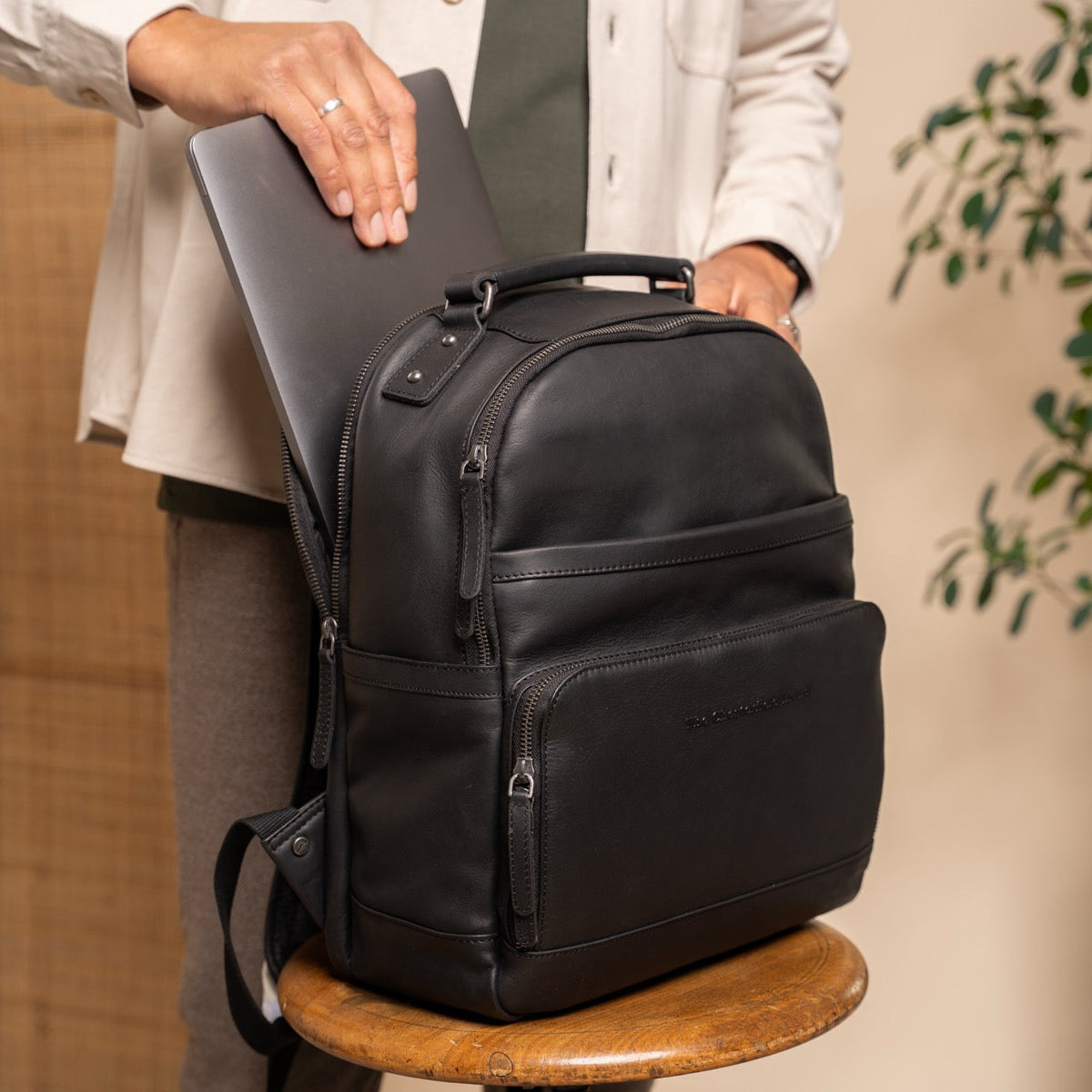 Austin Full-Grain Leather Laptop Backpack til Kvinder - Structured Side Profile Showing Gusset Depth &amp; Expansion Capacity