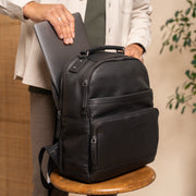 Austin Full-Grain Leather Laptop Backpack til Kvinder - Structured Side Profile Showing Gusset Depth &amp; Expansion Capacity