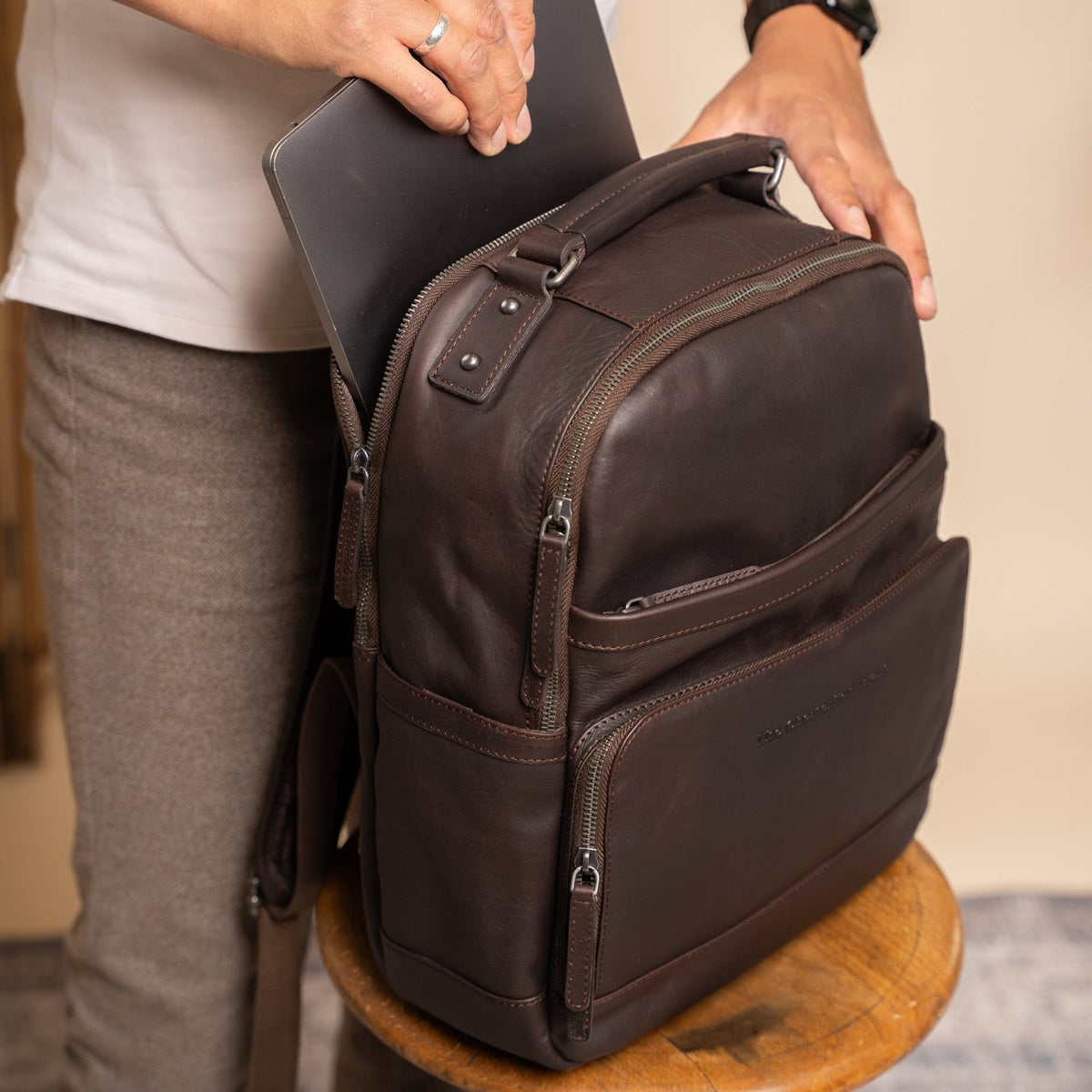 Austin Full-Grain Leather Laptop Backpack til Kvinder – alternate product view 3