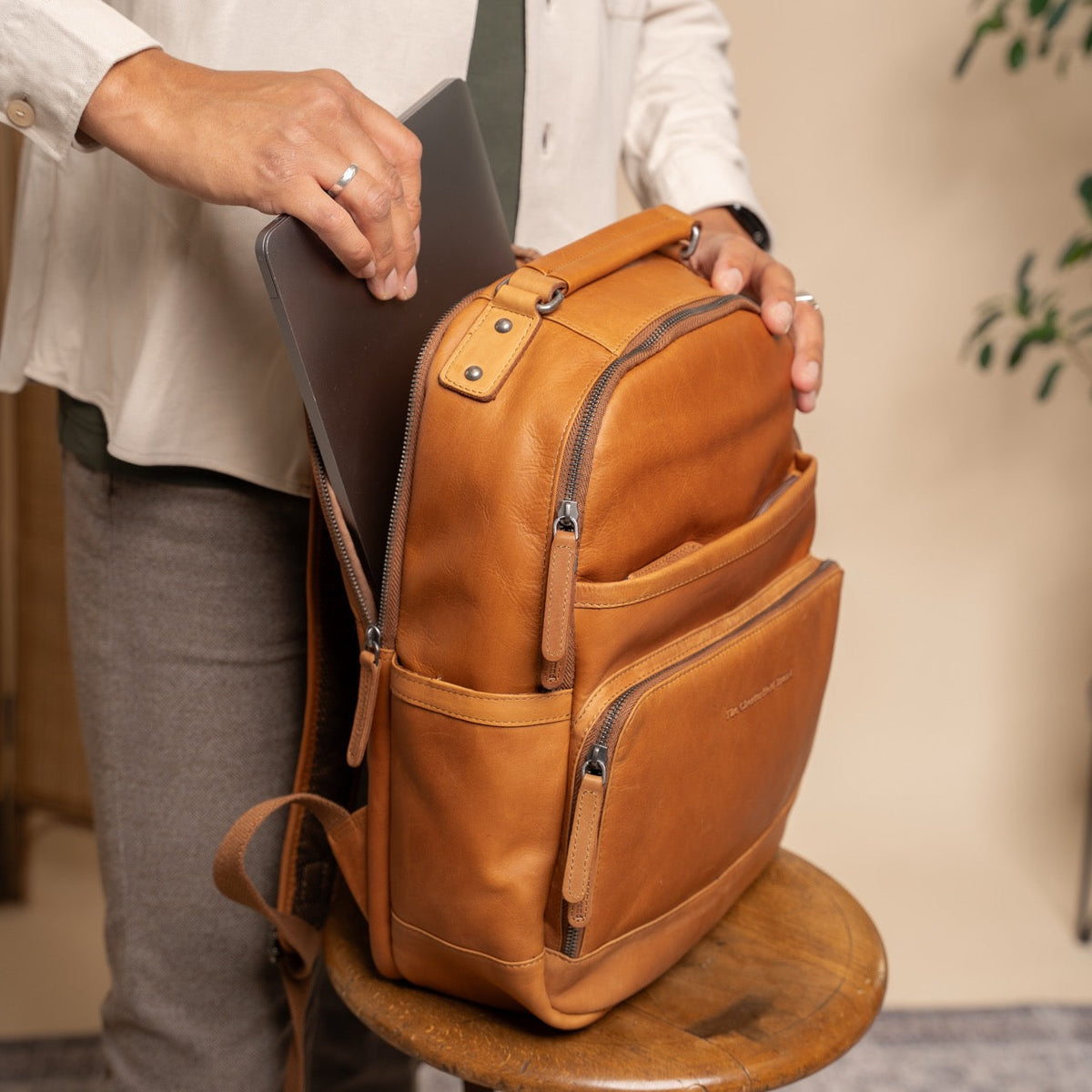 Austin Full-Grain Leather Laptop Backpack til Kvinder – alternate product view 3