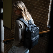 Calden Full-Grain Leather Laptop Backpack til Kvinder - Structured Side Profile Showing Gusset Depth &amp; Expansion Capacity