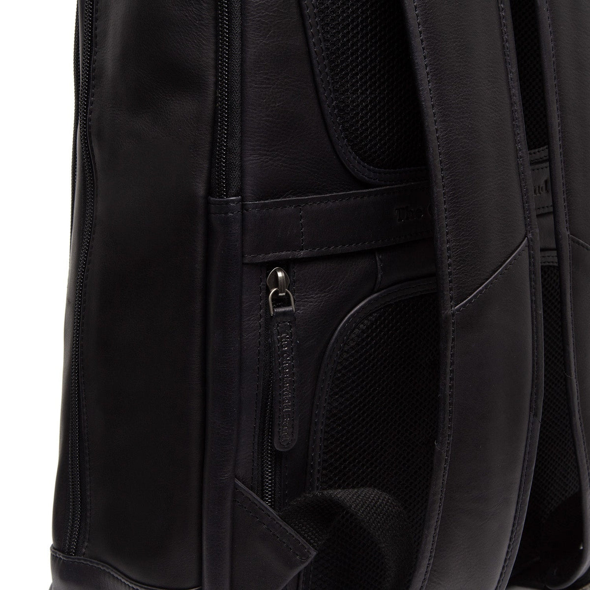 Solid Antique Brass Hardware &amp; Heavy-Duty Dual Zipper Detail on Detroit Full-Grain Leather Laptop Backpack til Kvinder