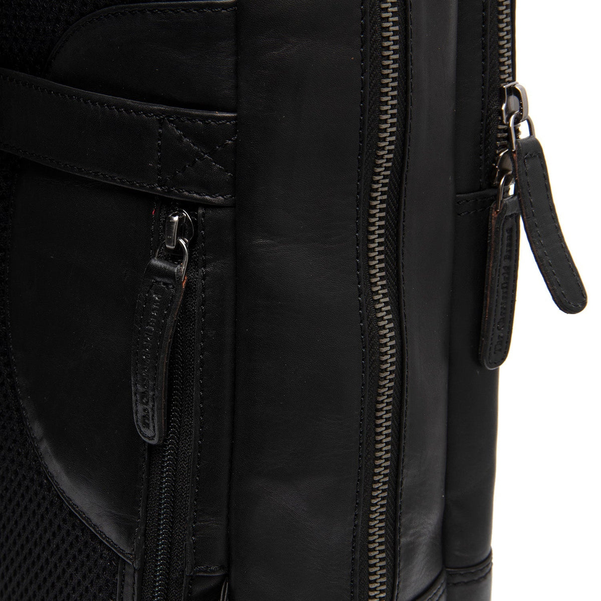 Solid Antique Brass Hardware &amp; Heavy-Duty Dual Zipper Detail on Nicola Full-Grain Leather Laptop Backpack til Kvinder