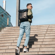 Savona Full-Grain Leather Laptop Backpack til Kvinder - Structured Side Profile Showing Gusset Depth &amp; Expansion Capacity