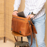 Imperia Full-Grain Leather Laptop Bag til Mænd - Structured Side Profile Showing Gusset Depth &amp; Expansion Capacity