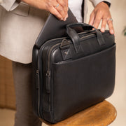 Iseo Full-Grain Leather Laptop Bag til Mænd - Structured Side Profile Showing Gusset Depth &amp; Expansion Capacity