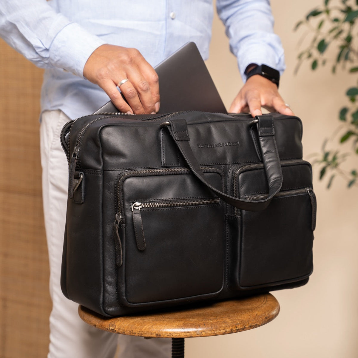 Misha Full-Grain Leather Laptop Bag til Kvinder - Structured Side Profile Showing Gusset Depth &amp; Expansion Capacity