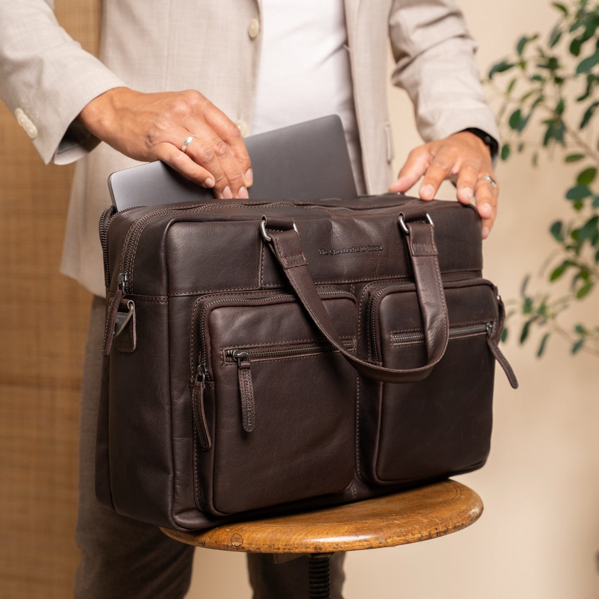 Misha Full-Grain Leather Laptop Bag til Kvinder – alternate product view 3