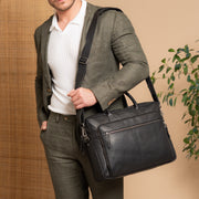 Solid Antique Brass Hardware &amp; Heavy-Duty Dual Zipper Detail on Tacama Full-Grain Leather Laptop Bag til Kvinder