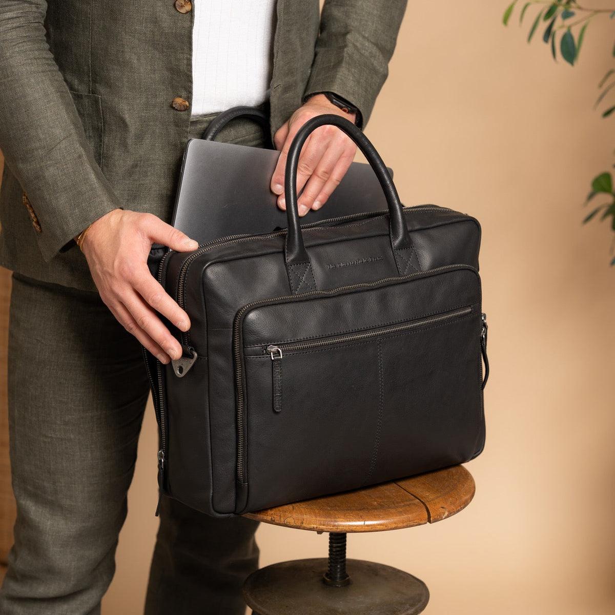 Tacama Full-Grain Leather Laptop Bag til Kvinder - Structured Side Profile Showing Gusset Depth &amp; Expansion Capacity