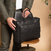 Tacama Full-Grain Leather Laptop Bag til Kvinder - Structured Side Profile Showing Gusset Depth &amp; Expansion Capacity