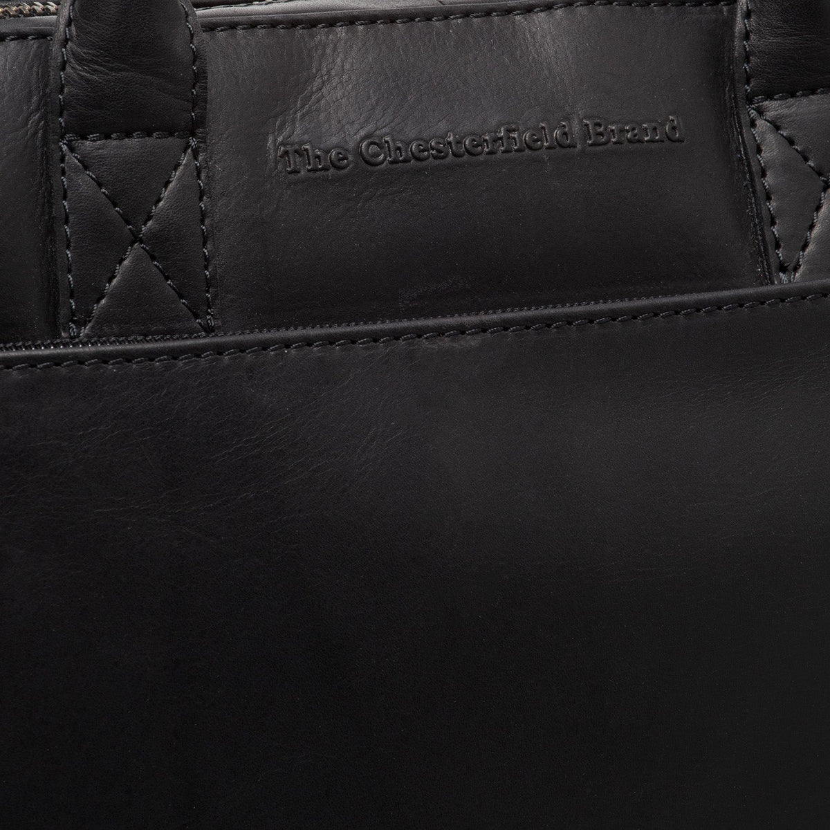 Solid Antique Brass Hardware &amp; Heavy-Duty Dual Zipper Detail on Tilbury Full-Grain Leather Laptop Bag til Kvinder