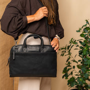 Tilbury Full-Grain Leather Laptop Bag til Kvinder - Structured Side Profile Showing Gusset Depth &amp; Expansion Capacity