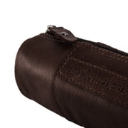 Styled Fit Perspective of Leather Pencil Case Lea til Kvinder on Model - Natural Daylight Drape
