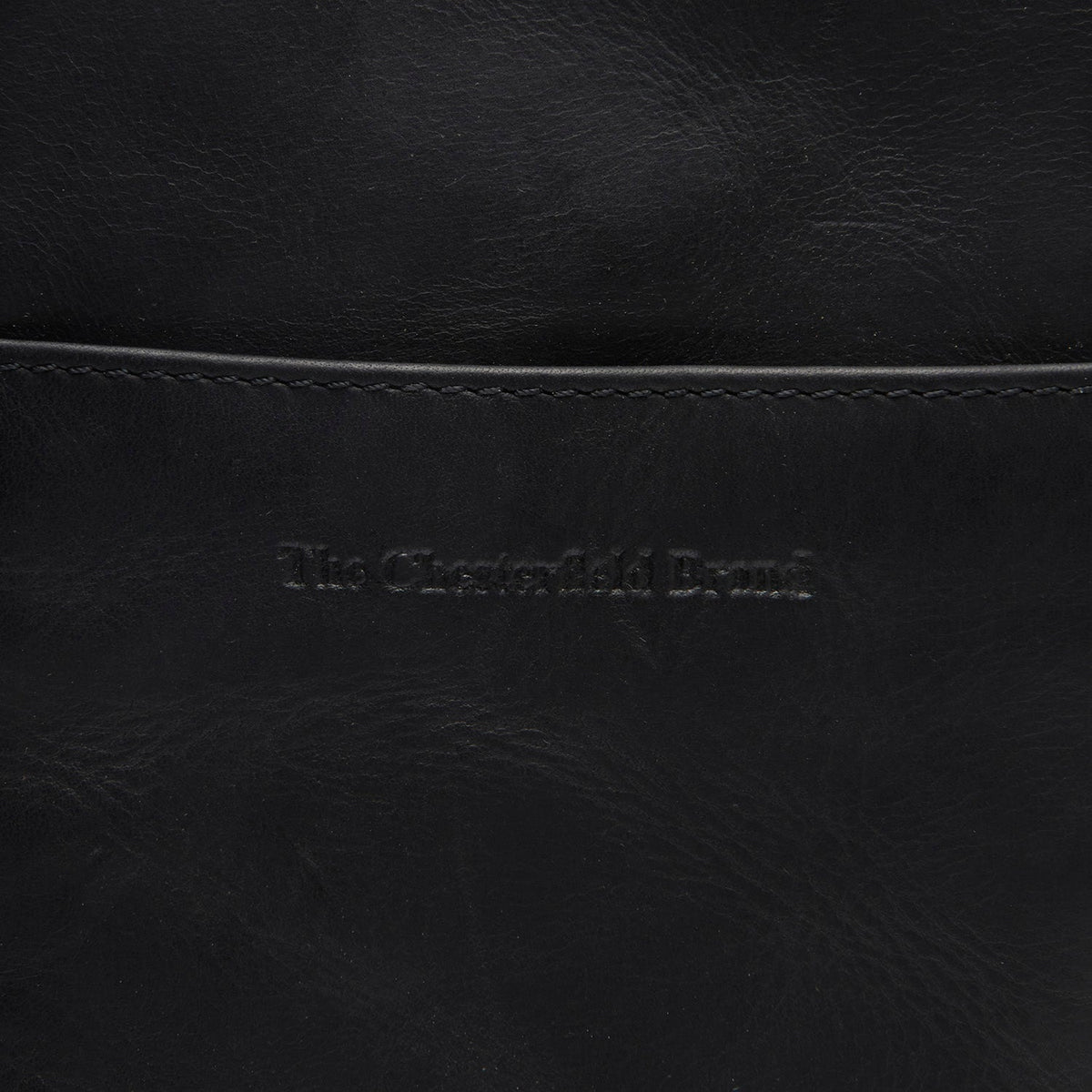 Close-Up Detail of Classic Collar &amp; Heavy-Duty Zipper Hardware on Alesund Full-Grain Leather Phone Bag til Kvinder