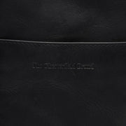 Close-Up Detail of Classic Collar &amp; Heavy-Duty Zipper Hardware on Alesund Full-Grain Leather Phone Bag til Kvinder
