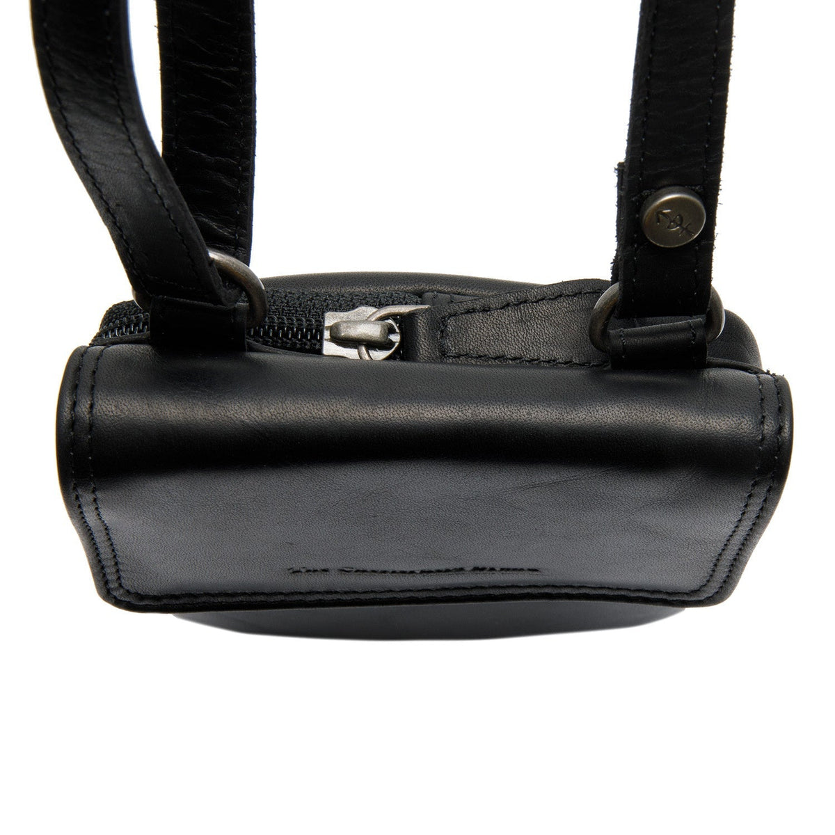 Close-Up Detail of Classic Collar &amp; Heavy-Duty Zipper Hardware on Langley Full-Grain Leather Phone Bag til Kvinder
