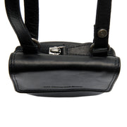 Close-Up Detail of Classic Collar &amp; Heavy-Duty Zipper Hardware on Langley Full-Grain Leather Phone Bag til Kvinder