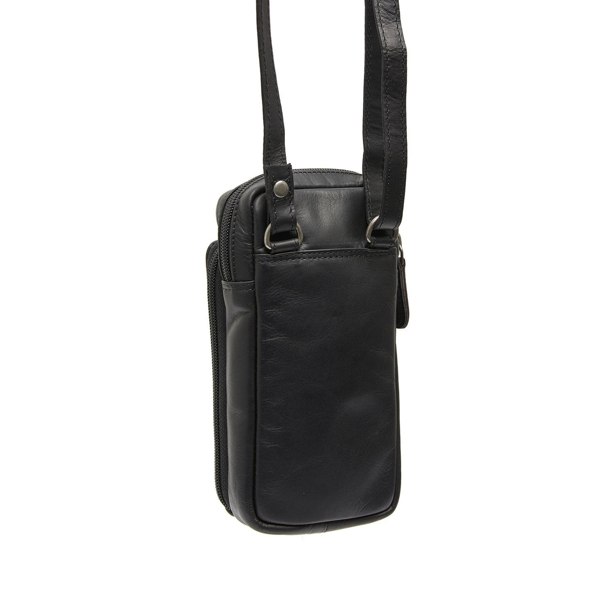 
På model:  Valdes Kernelæder Phone Bag på model med naturligt fald i dagslys