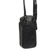 
På model:  Valdes Kernelæder Phone Bag på model med naturligt fald i dagslys