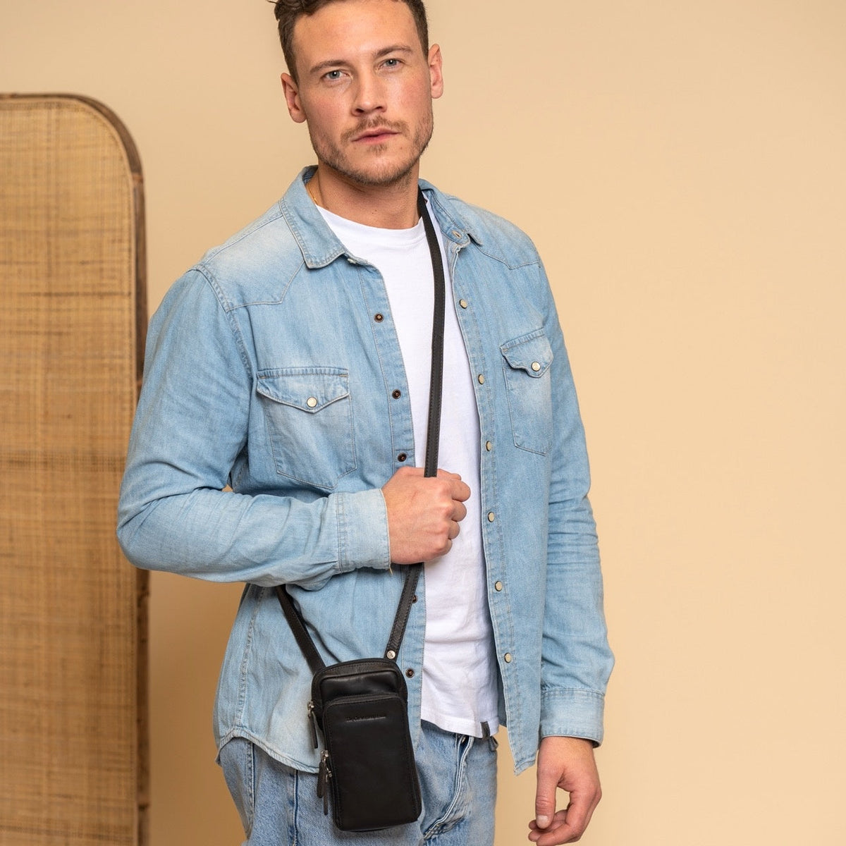 
Valdes Kernelæder Phone Bag - Sideprofil med ergonomisk ærmesnit