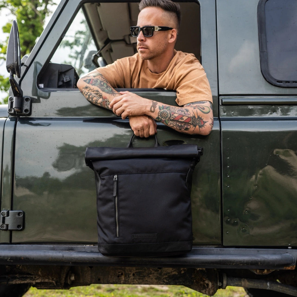 Bornholm Full-Grain Leather Roll-top Backpack til Kvinder - Structured Side Profile Showing Gusset Depth &amp; Expansion Capacity