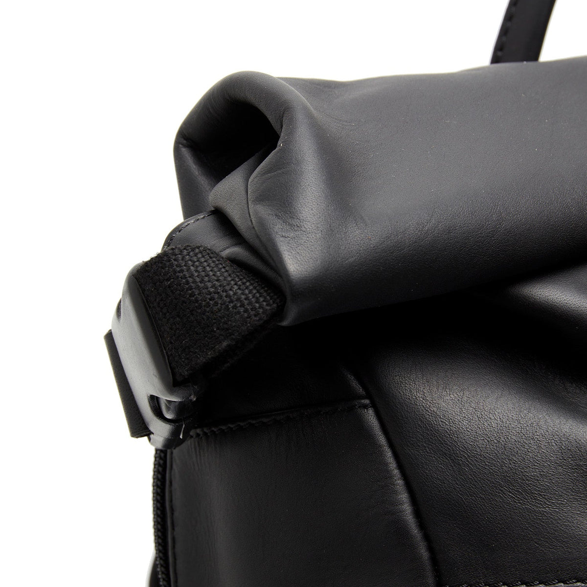 Mazara Full-Grain Leather Roll-top Backpack til Kvinder - Structured Side Profile Showing Gusset Depth &amp; Expansion Capacity