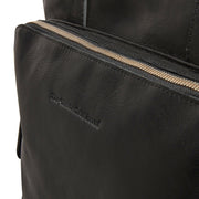Solid Antique Brass Hardware &amp; Heavy-Duty Dual Zipper Detail on Alicante Full-Grain Leather Shopper til Kvinder