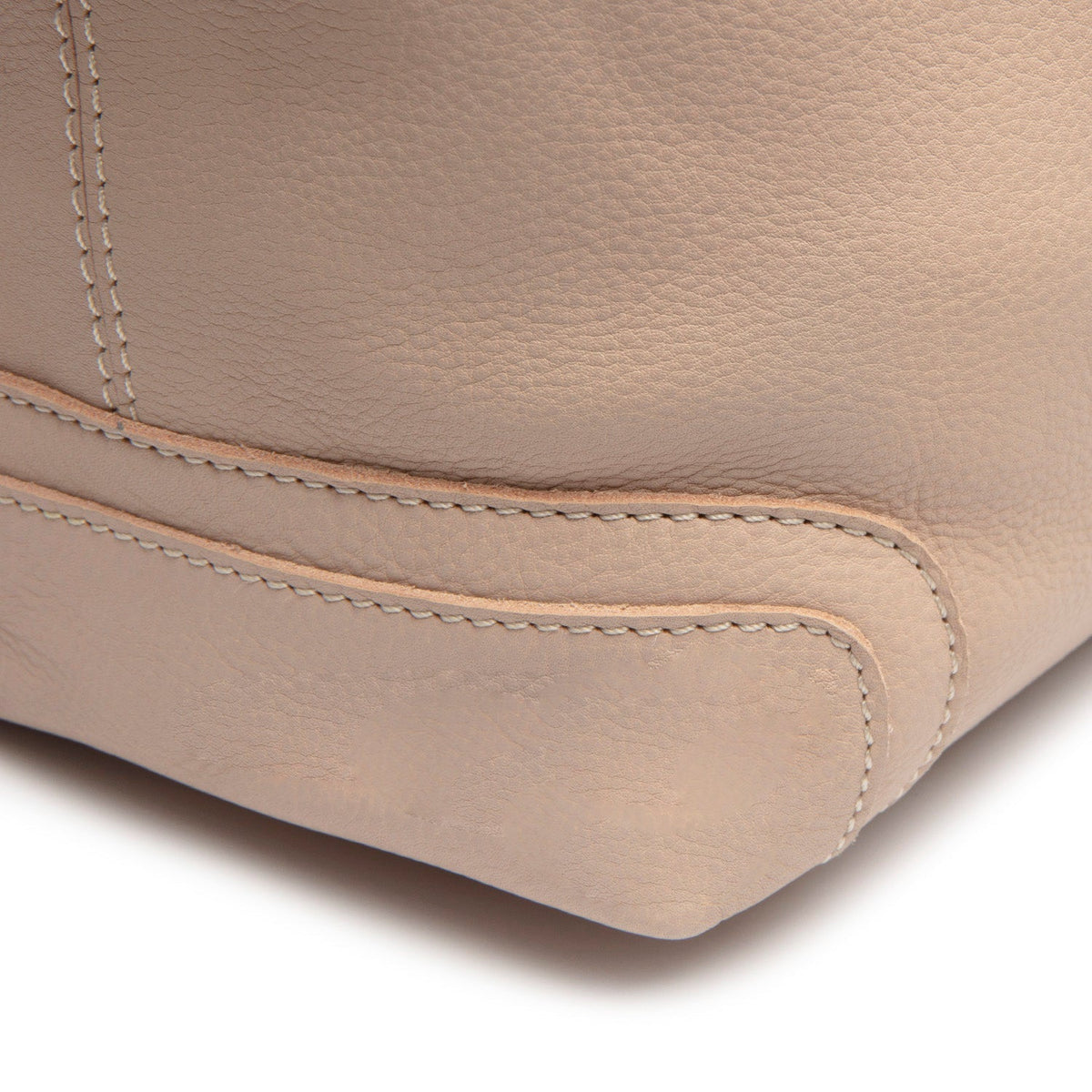 
Solid Antique Brass Hardware & Heavy-Duty Dual Zipper Detail on Astero Skuldertaske i læder