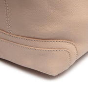 
Solid Antique Brass Hardware & Heavy-Duty Dual Zipper Detail on Astero Skuldertaske i læder