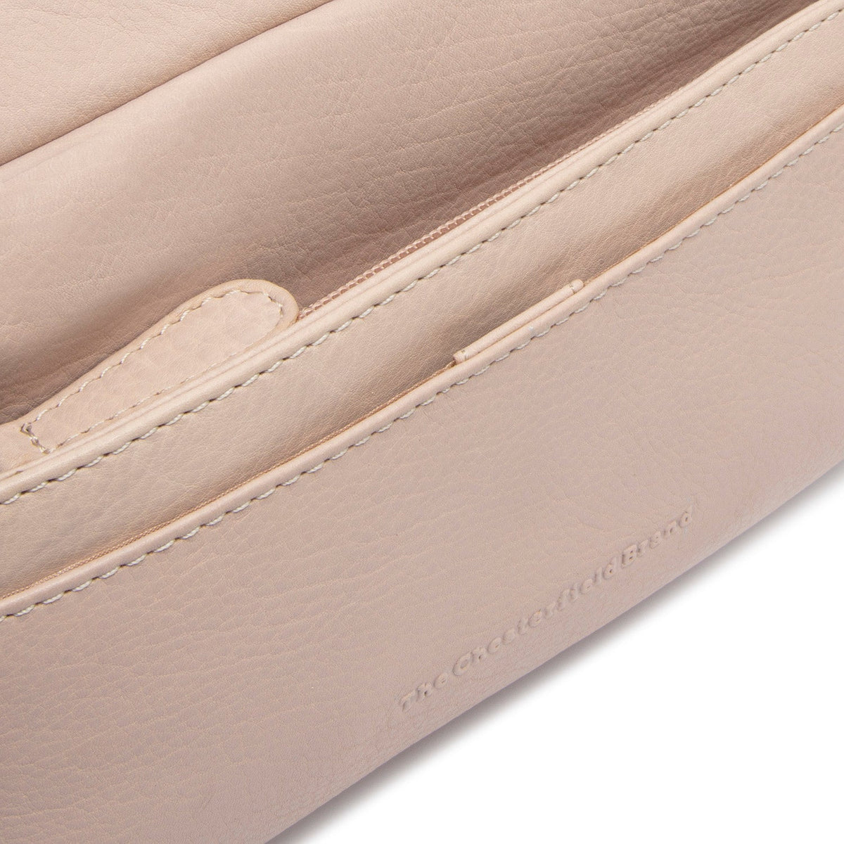 Solid Antique Brass Hardware &amp; Heavy-Duty Dual Zipper Detail on Liora Full-Grain Leather Shoulder Bag til Kvinder