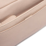 Solid Antique Brass Hardware &amp; Heavy-Duty Dual Zipper Detail on Liora Full-Grain Leather Shoulder Bag til Kvinder