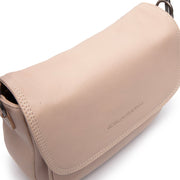 Solid Antique Brass Hardware &amp; Heavy-Duty Dual Zipper Detail on Miloa Full-Grain Leather Shoulder Bag til Kvinder