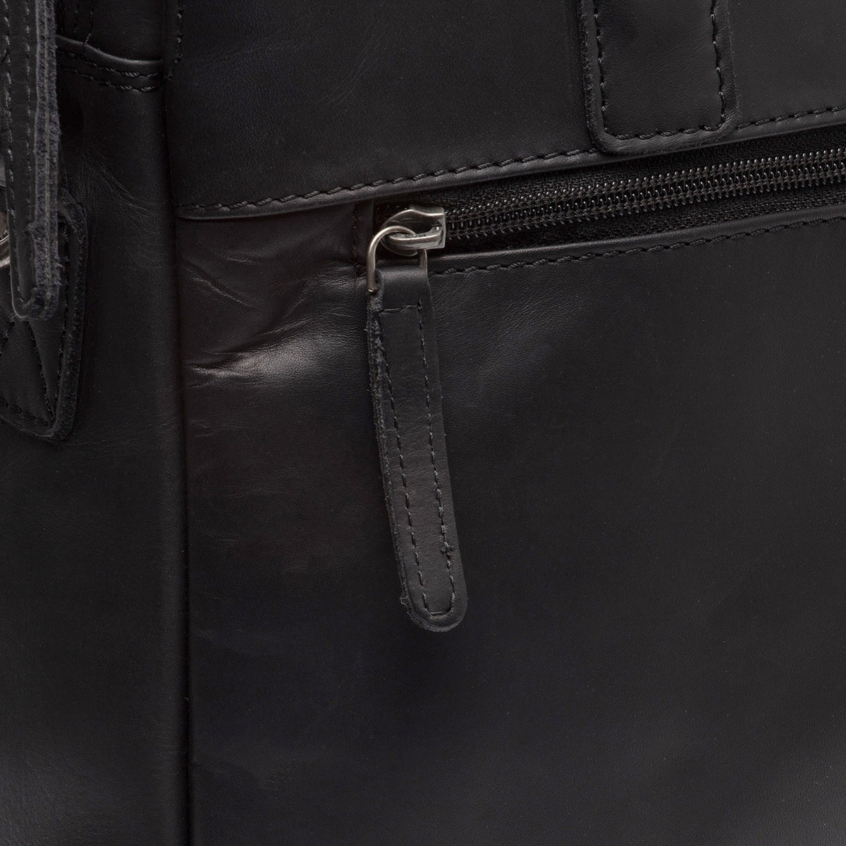 
Indvendig visning Showing Dedicated Padded Laptop Sleeve & Multi-Compartment Organization