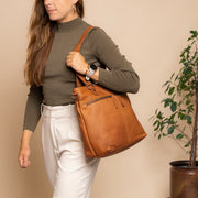 Rome Full-Grain Leather Shoulder Bag til Kvinder - Structured Side Profile Showing Gusset Depth &amp; Expansion Capacity