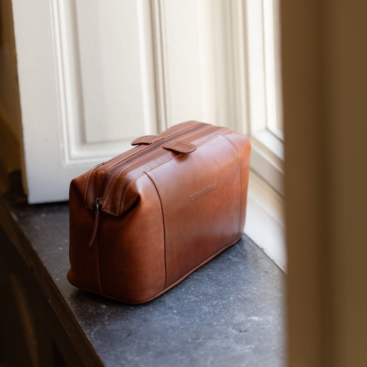 Biassa Full-Grain Leather Toiletry Bag til Kvinder – alternate product view 2
