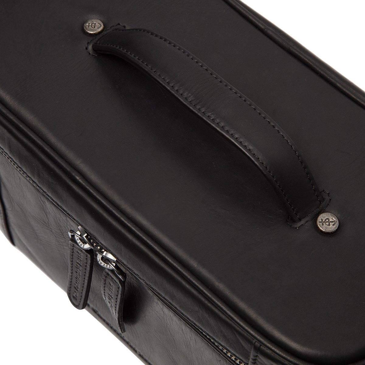 Close-Up Detail of Classic Collar &amp; Heavy-Duty Zipper Hardware on Limone Full-Grain Leather Toiletry Bag til Kvinder
