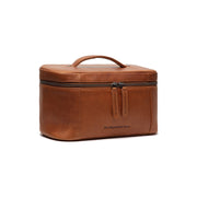 Styled Fit Perspective of Limone Full-Grain Leather Toiletry Bag til Kvinder on Model - Natural Daylight Drape