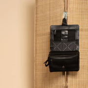 Rosario Full-Grain Leather Toiletry Bag til Kvinder - Lateral Side Profile View Showing Sleeve Cut &amp; Athletic Taper Fit
