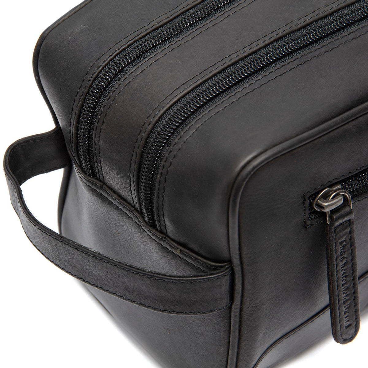 Close-Up Detail of Classic Collar &amp; Heavy-Duty Zipper Hardware on Stacey Full-Grain Leather Toiletry Bag til Kvinder