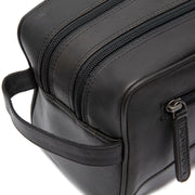 Close-Up Detail of Classic Collar &amp; Heavy-Duty Zipper Hardware on Stacey Full-Grain Leather Toiletry Bag til Kvinder